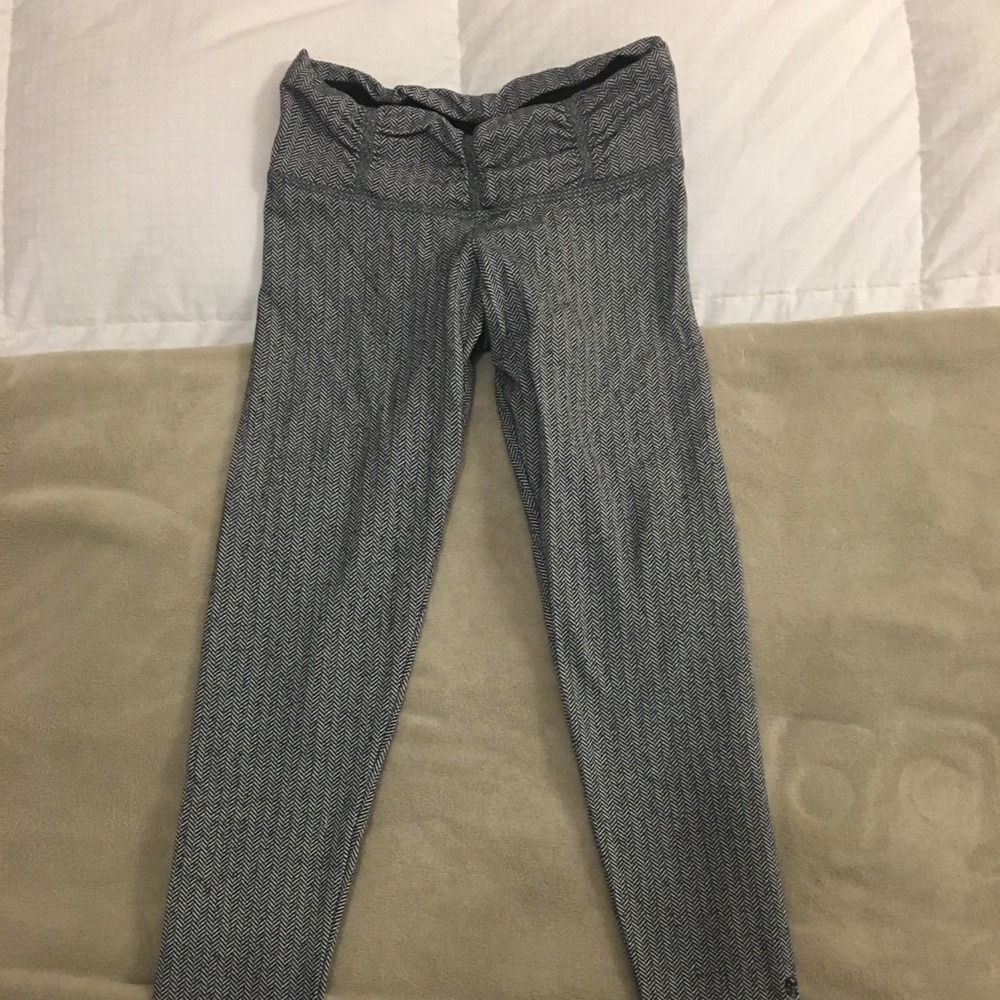 Grey textile patterned yoga pants 🤸‍♂️🙏🏻🙌🏻